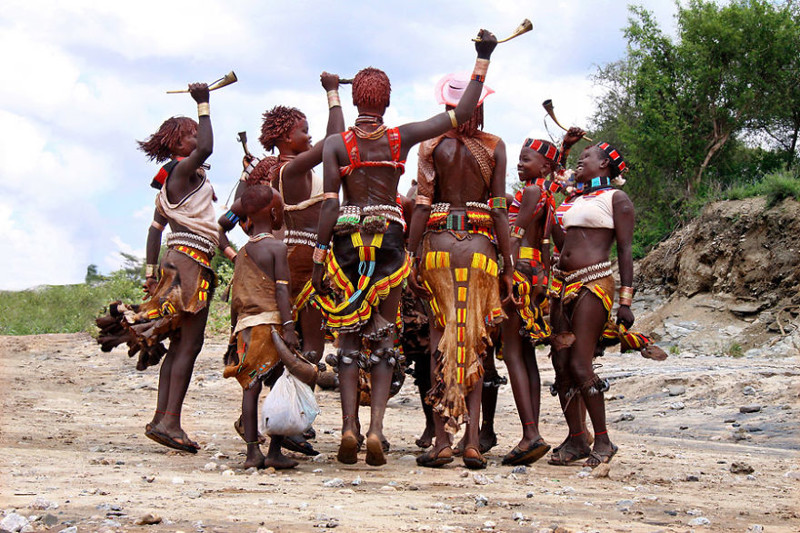 Ритуальный танец племени Хамар вокруг света, путешествия, фотография
