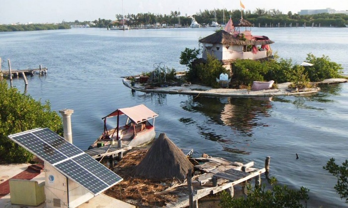 Ричард Сова установил мини-электростанцию, которая обеспечивает электроэнергией остров (Joysxee, Мексика). | Фото: adaptnetwork.com.