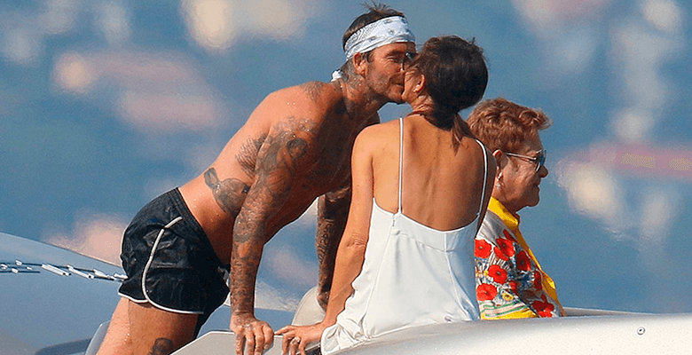 Виктория и Дэвид Бекхэмы целуются на яхте Элтона Джона