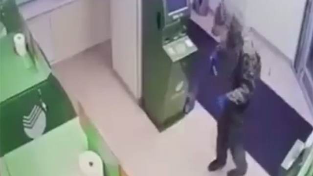 Камеры сняли момент подрыва банкомата злоумышленником в Краснодаре