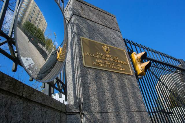 Представители США взламывают замки резиденции российского Генконсула в Сиэтле