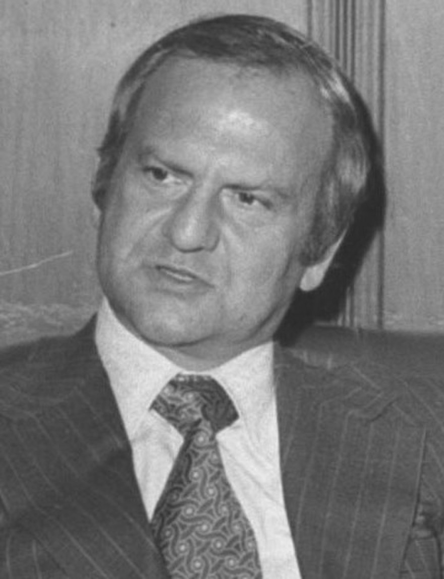 https://upload.wikimedia.org/wikipedia/commons/thumb/4/44/Lee_Iacocca_1972.jpg/880px-Lee_Iacocca_1972.jpg