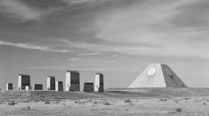 Ледяной червь: секретная база, обнаруженная благодаря растаявшему леднику (9 фото) Ледяной червь: секретная база, обнаруженная благодаря растаявшему леднику (9 фото)