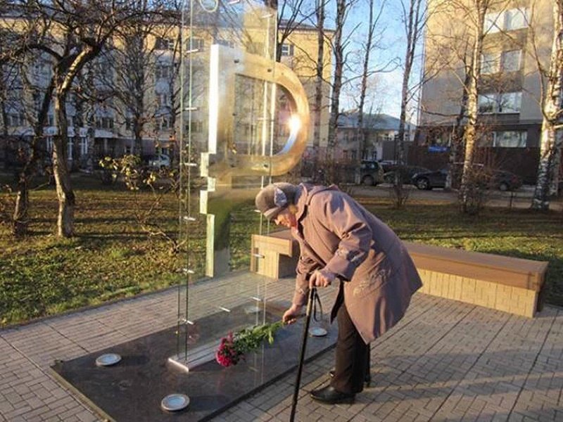 Вандалы обрушили рубль в Сыктывкаре Вандалы обрушили рубль в Сыктывкаре