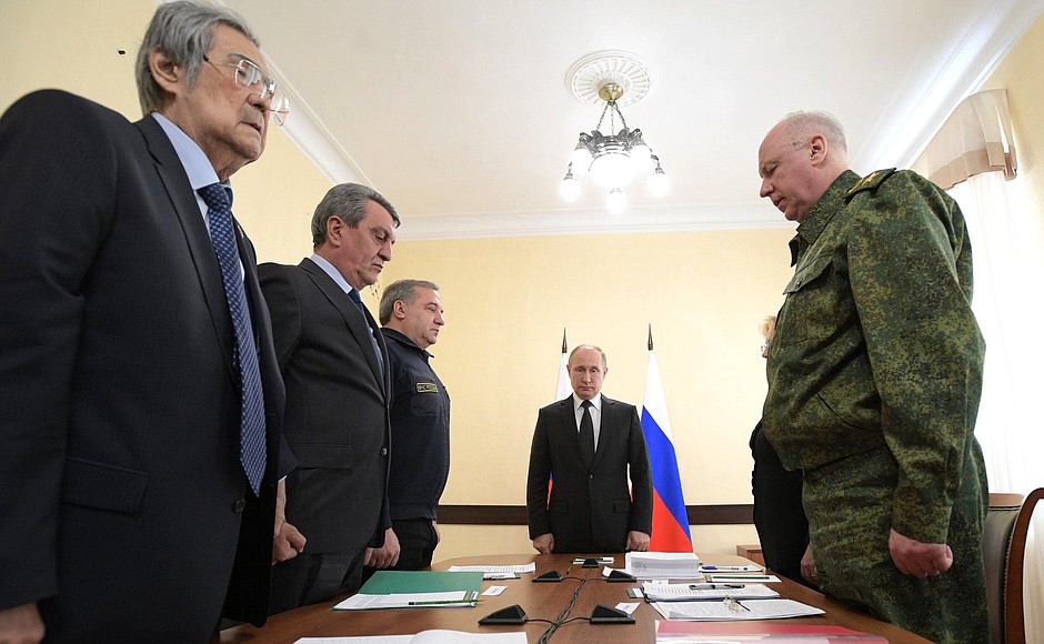 Участники совещания почтили память погибших при пожаре в Кемерове минутой молчания.