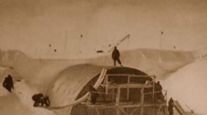 Ледяной червь: секретная база, обнаруженная благодаря растаявшему леднику (9 фото) Ледяной червь: секретная база, обнаруженная благодаря растаявшему леднику (9 фото)