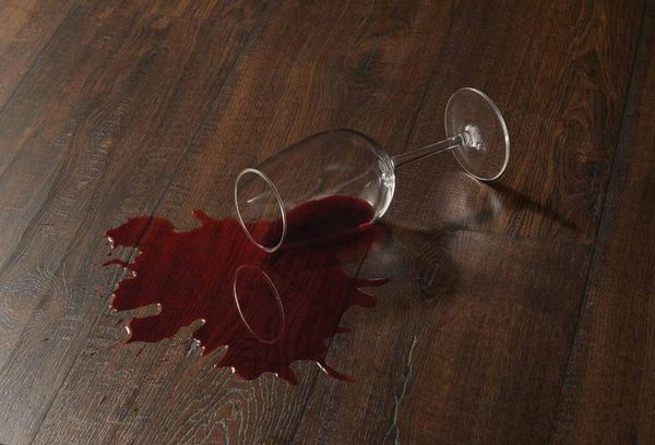 Разлитый бокал с вином