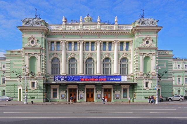 Кто стал лидером посещаемости в театре и кино в 2017 году?