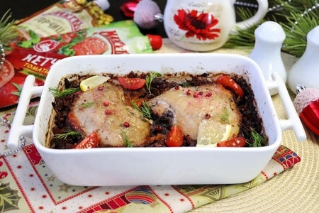 Фото к рецепту: Запеченные куриные бедра с черным рисом 