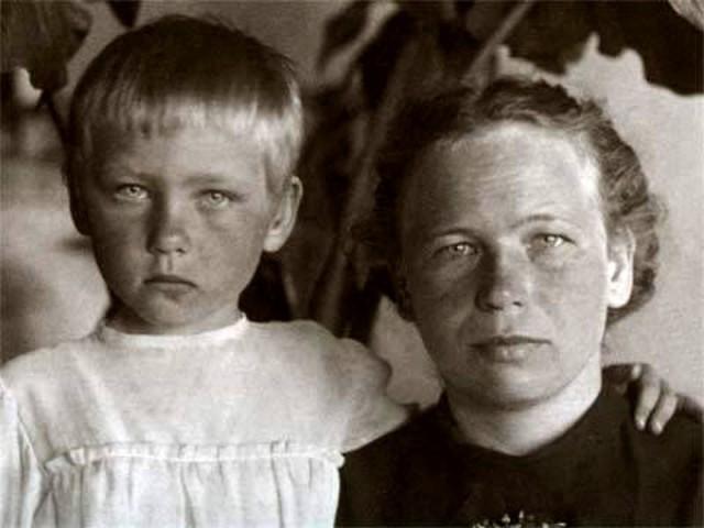 Знаменитости в кругу семьи. Фото из домашних архивов Знаменитости в кругу семьи. Фото из домашних архивов