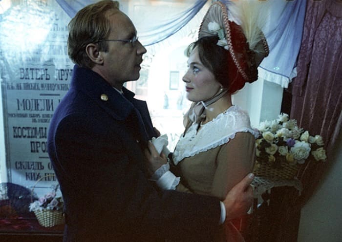 Кадр из фильма *Жестокий романс*, 1984 | Фото: liveinternet.ru Андрею Мягкову – 82: Почему любимца публики называют самым закрытым и загадочным актером