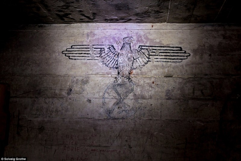 Герб Третьего рейха в одном из тоннелей бункер, нацизм, нидерланды