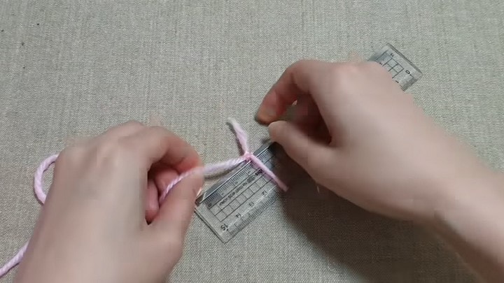 Невероятное объёмное украшение за пару минут. Потребуются лишь пряжа и линейка
