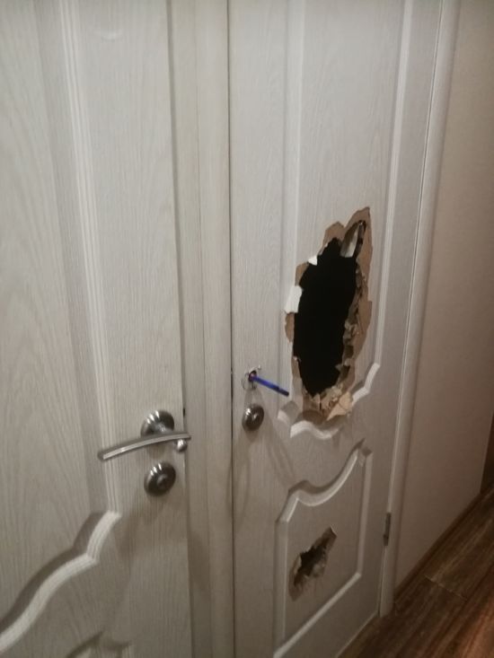 Случайно запертая в комнате девочка разнесла дверь - боялась задохнуться Случайно запертая в комнате девочка разнесла дверь - боялась задохнуться