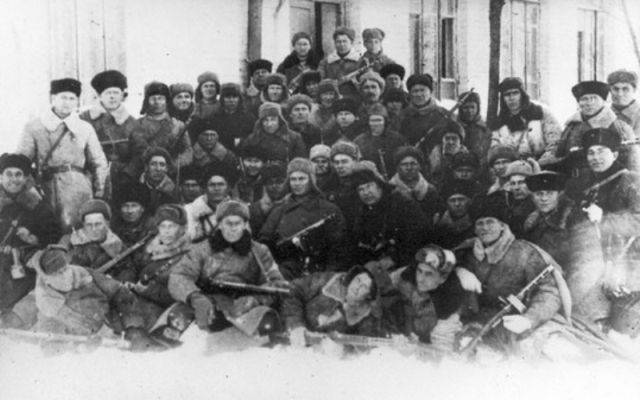 Ни шагу назад. Подвиг комбата Мадояна и освобождение Ростова Ни шагу назад. Подвиг комбата Мадояна и освобождение Ростова