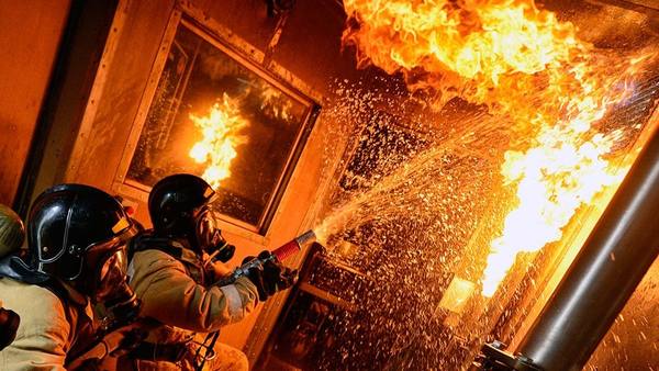 Тушили 29 человек: на Дону горели три дома, две машины и гараж