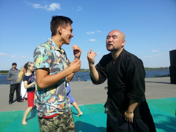 Монах перепрыгнул через дерево. Высокое Монах перепрыгнул через дерево. Высокое