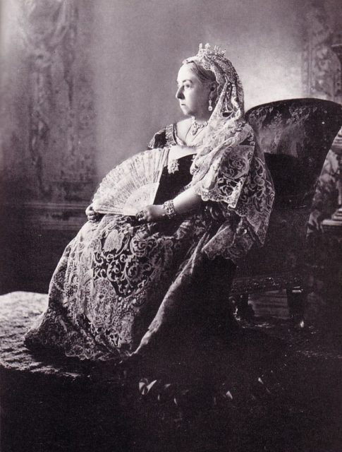 Виктория со свадебным веером, позирующая для юбилейного портрета, 1897 год. Виктория со свадебным веером, позирующая для юбилейного портрета, 1897 год.