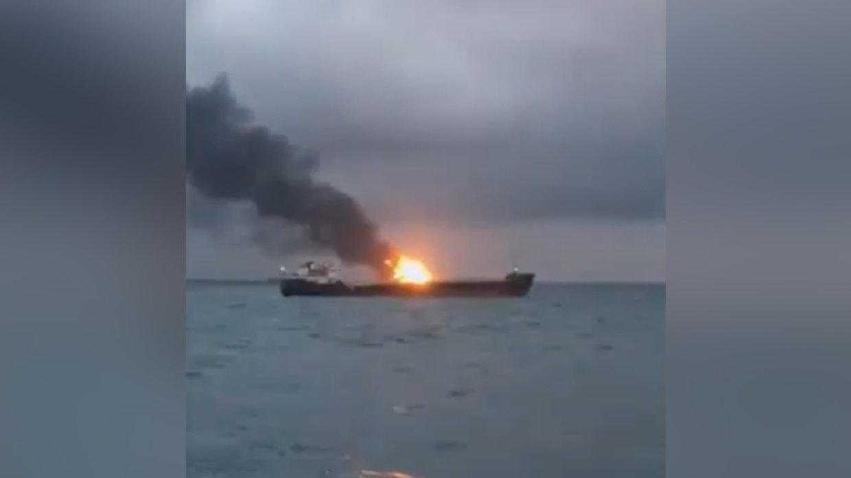 В Росморречфлоте заявили о возможном затоплении горящего судна в Черном море