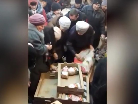 Рязанские бабушки устроили битву за курицу по акции Рязанские бабушки устроили битву за курицу по акции