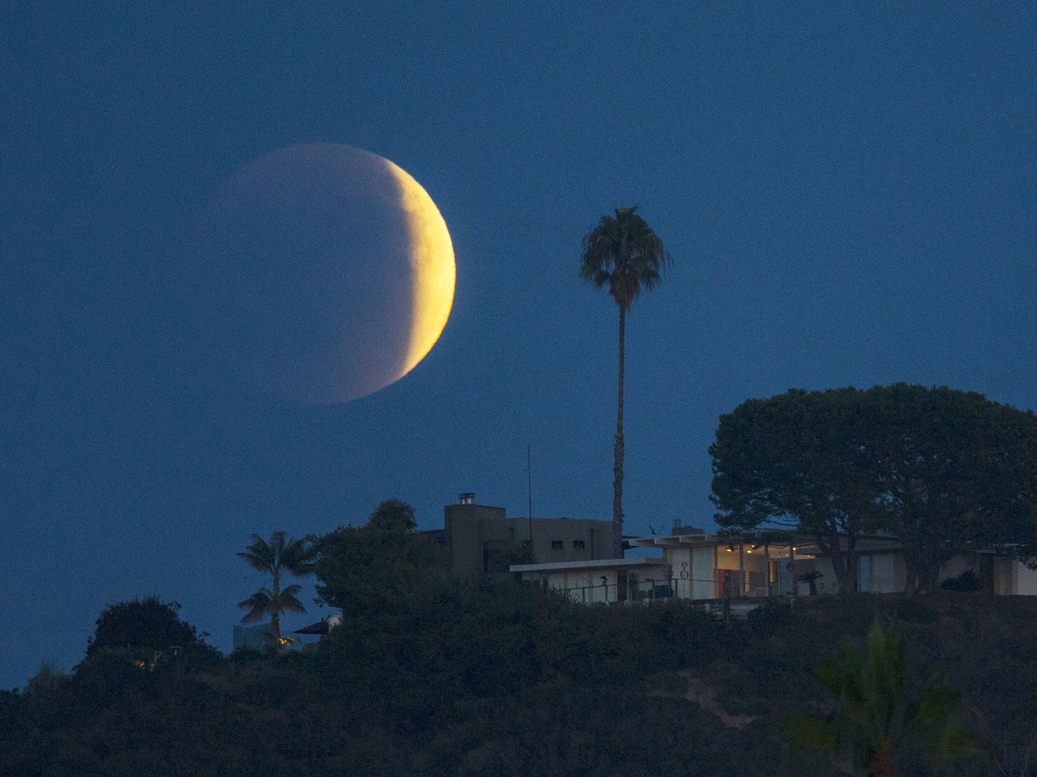 фото луны во время лунного затмения