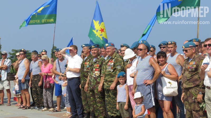 Бутылки об голову не били, в фонтаны не ныряли: Севастополь отмечает День ВДВ!