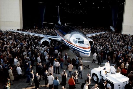 Boeing 737-300 впервые выкатывают из производственного ангара