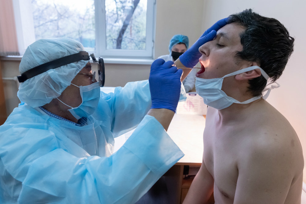 Фото: Тимур Батыршин/РИА Новости Врач-отоларинголог описал самые ранние симптомы коронавируса