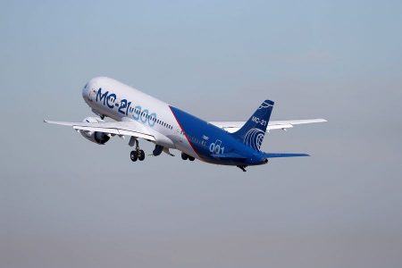 Irkut MC-21-300 взлетает с аэродрома Иркутского авиазавода 17 октября 2017 года