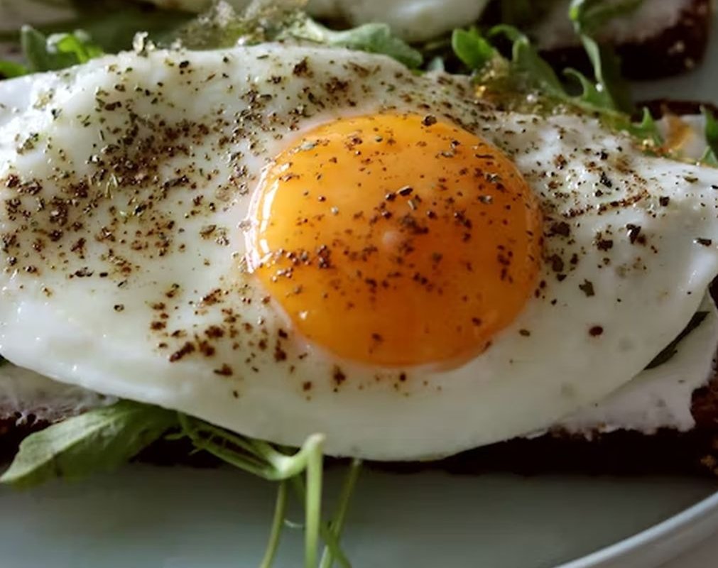 Диетолог посоветовал не считать желтки вредными из-за холестерина