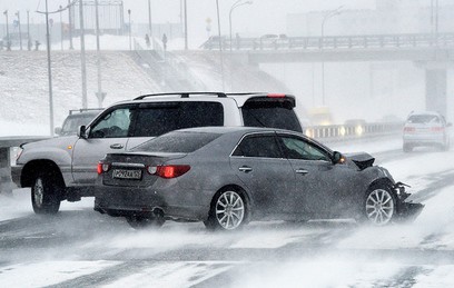 Около 20 машин столкнулись в Приморье из-за снегопада (видео)