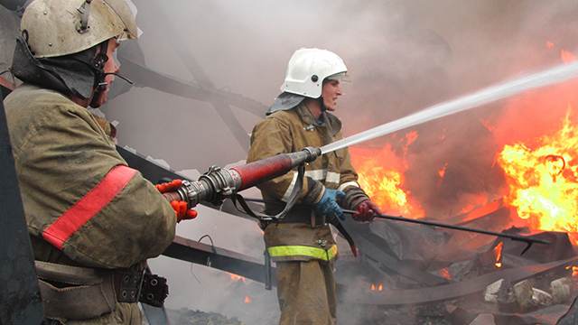 Серьезный пожар произошел на заводе в Красноярском крае