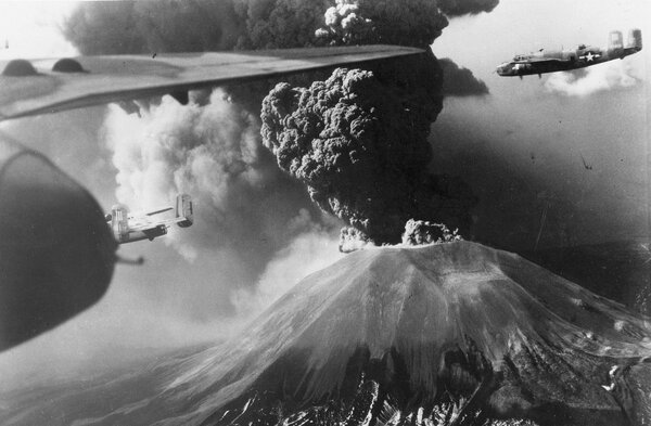 Формация North American B-25 Mitchell пролетает над извергающимся Везувием. Фото: U.S. Air Force
