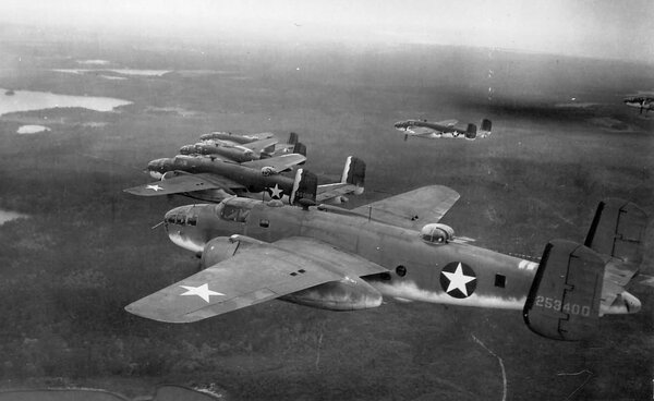 Формация North American B-25 Mitchell во время рейда. Фото: worldwarphotos.info