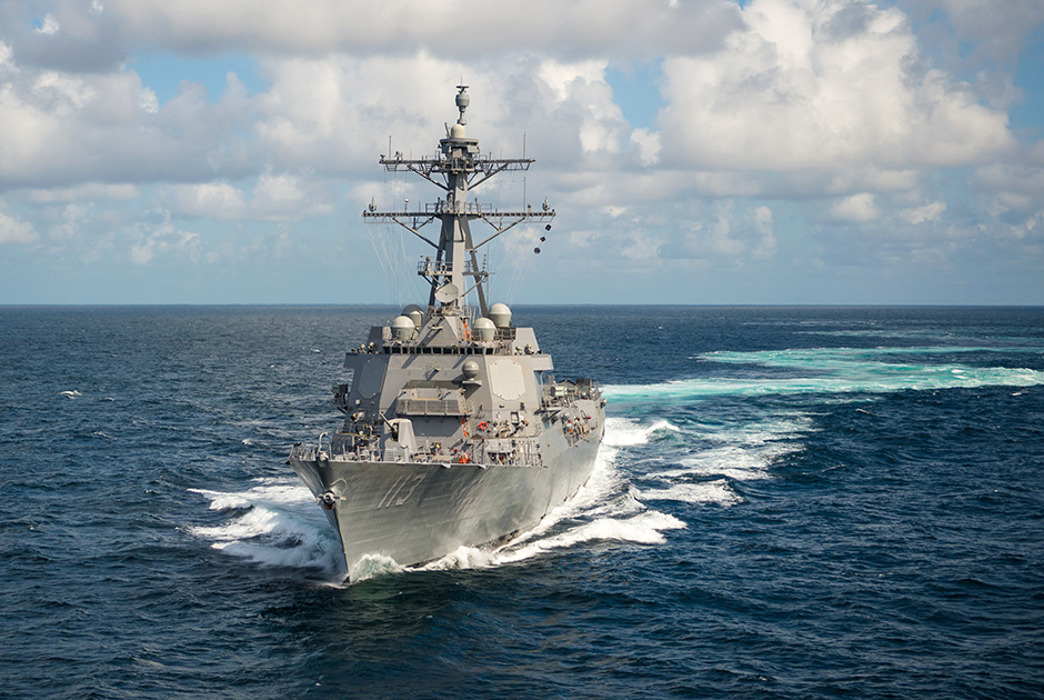 Ракетный эсминец USS John Finn (DDG 113) передан ВМС США 15 июля. Корабль назван в честь американского моряка Джона Финна, защищавшего базу Перл-Харбор во время нападения японцев 7 декабря 1941 года. Получив 20 ранений, солдат не покинул поле боя.
Данный класс кораблей заинтересовал ВМС США после урезания программы закупок эсминцев USS Zumwalt. USS John Finn на пути к военно-морскую базе Перл-Харбор.