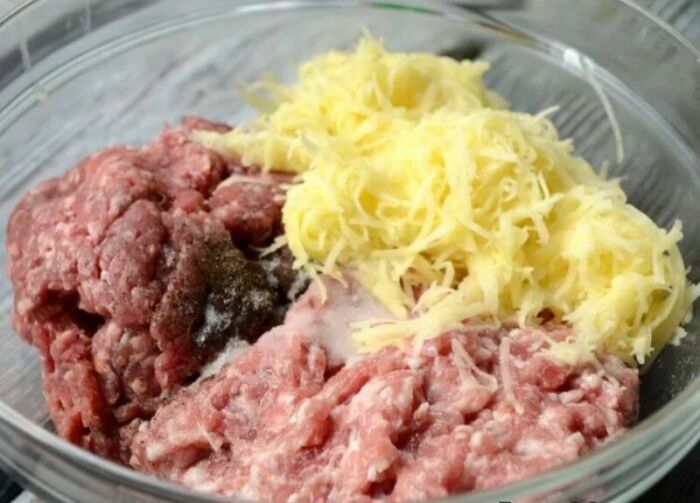 Добавьте в фарш натертый картофель. / Фото: prostoi-recept.ru Добавьте в фарш натертый картофель. / Фото: prostoi-recept.ru