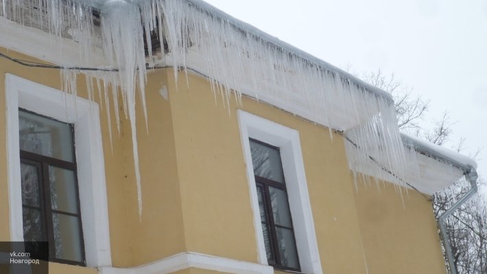 В Хабаровске наледь на крыше детского сада угрожала воспитанникам