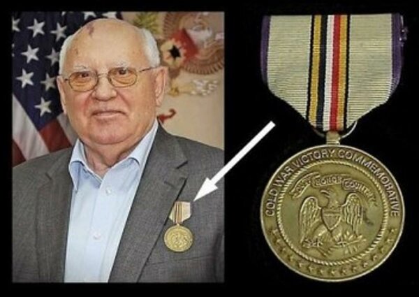Михаил Горбачёв и его награда Соединённых Штатов Америки фото: Яндекс.Картинки