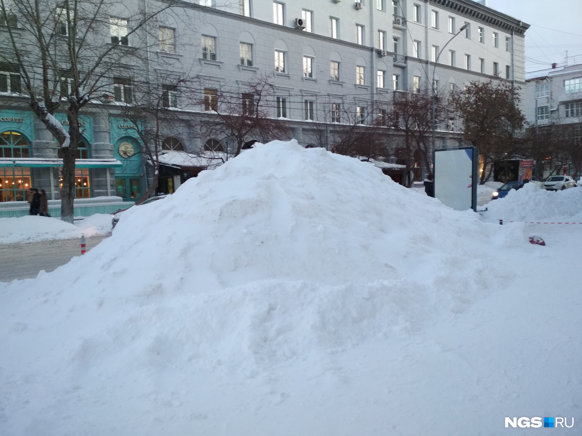 Сугробы во дворе