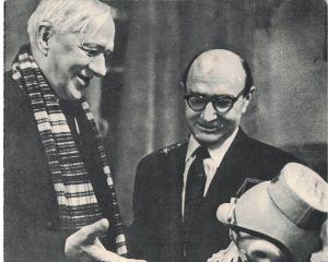 Корней Чуковский и режиссёр Эмиль Мэй на премьере «Айболита». 1963 год / Фото из архива Московского детского театра теней