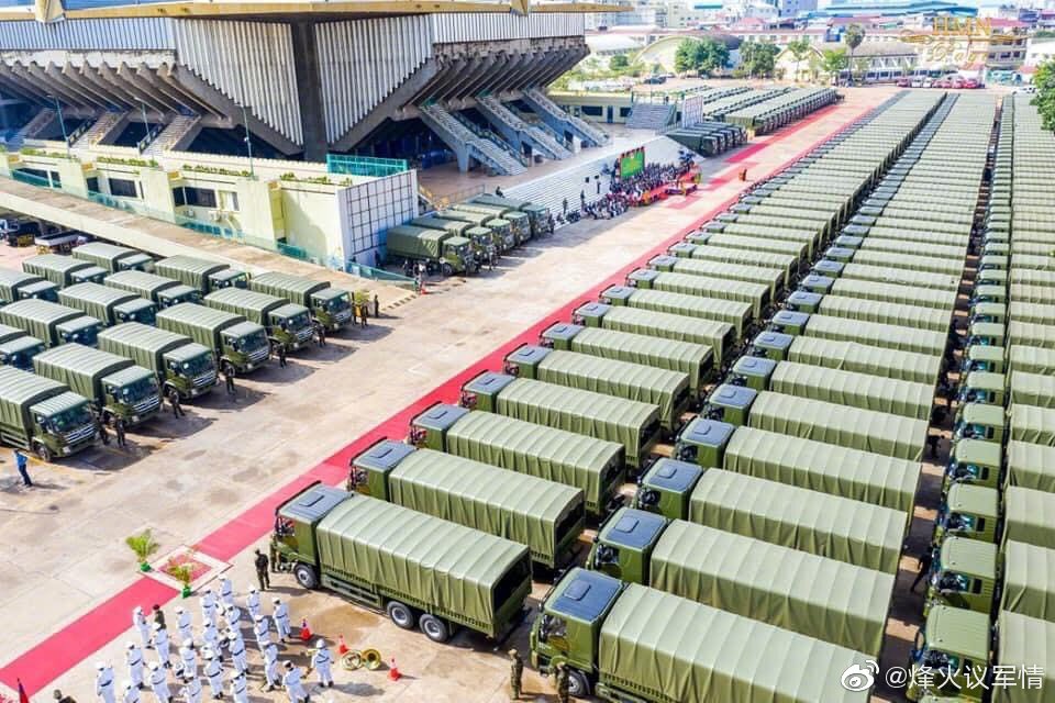 Церемония передачи камбоджийской армии 290 китайских грузовых автомобилей SAIC-Iveco Hongyan