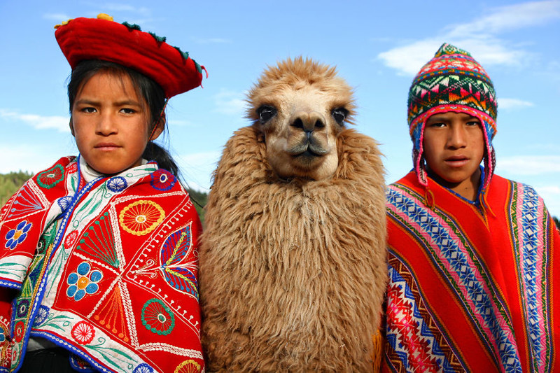 Дети позируют со своей ламой в Куско, Перу вокруг света, путешествия, фотография