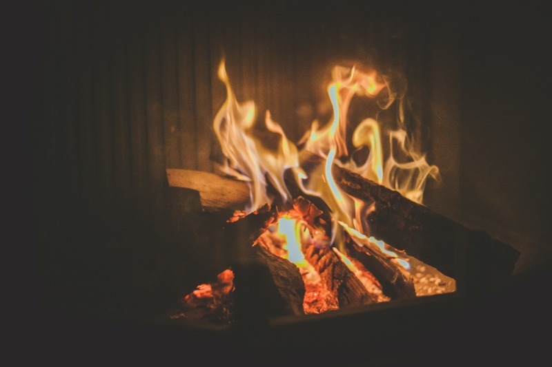Как быстрее разжечь печь или костер, если дрова отсырели, а согреться больше нечем