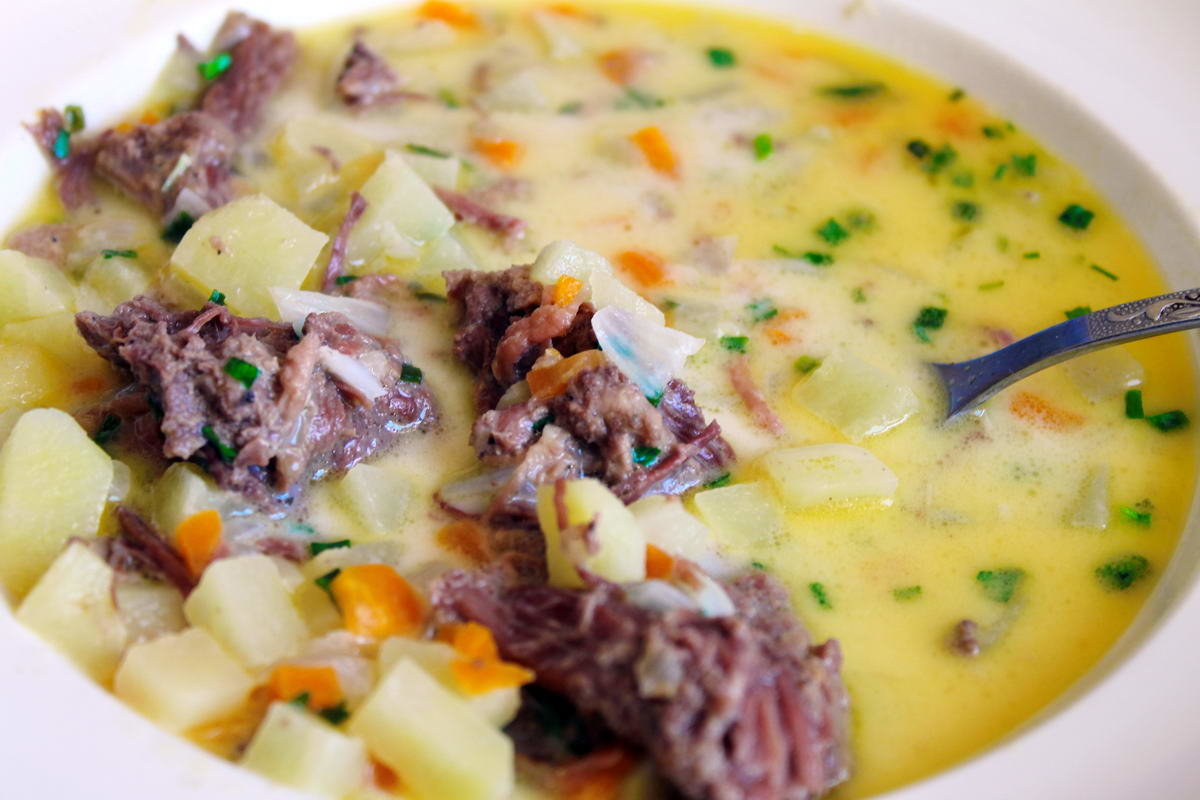 Со сметаной тоже вкусно, но я люблю со сливками. И еще плеснуть туда пару капель острого соуса чили