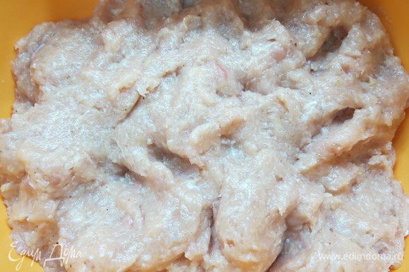 Оставить замаринованный фарш на 1 час. Тем временем хочу пояснить, зачем добавлять соду, крахмал и лимонный сок, так как есть много рецептур без этих ингредиентов. В принципе, и по другим рецептурам получится вкусная ветчина, но с использованием вышеупомянутых ингредиентов мне больше нравится текстура конечного продукта. Как и при выпечке, сода разрыхляет. Сода и сок лимона (при этом сода гасится, лишнего привкуса нет, если количество соблюдено) дает углекислый газ, который размягчает, разрыхляет мясо (как если хорошо отбить, но при этом структура мяса не меняется). Крахмал же в это время проникает внутрь, запечатывает и удерживает сок внутри мяса, а желатин все это потом фиксирует. Оставить замаринованный фарш на 1 час. Тем временем хочу пояснить, зачем добавлять соду, крахмал и лимонный сок, так как есть много рецептур без этих ингредиентов. В принципе, и по другим рецептурам получится вкусная ветчина, но с использованием вышеупомянутых ингредиентов мне больше нравится текстура конечного продукта. Как и при выпечке, сода разрыхляет. Сода и сок лимона (при этом сода гасится, лишнего привкуса нет, если количество соблюдено) дает углекислый газ, который размягчает, разрыхляет мясо (как если хорошо отбить, но при этом структура мяса не меняется). Крахмал же в это время проникает внутрь, запечатывает и удерживает сок внутри мяса, а желатин все это потом фиксирует.