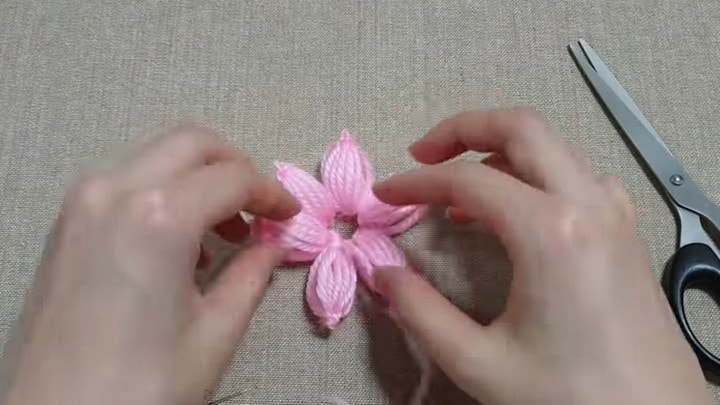 Невероятное объёмное украшение за пару минут. Потребуются лишь пряжа и линейка