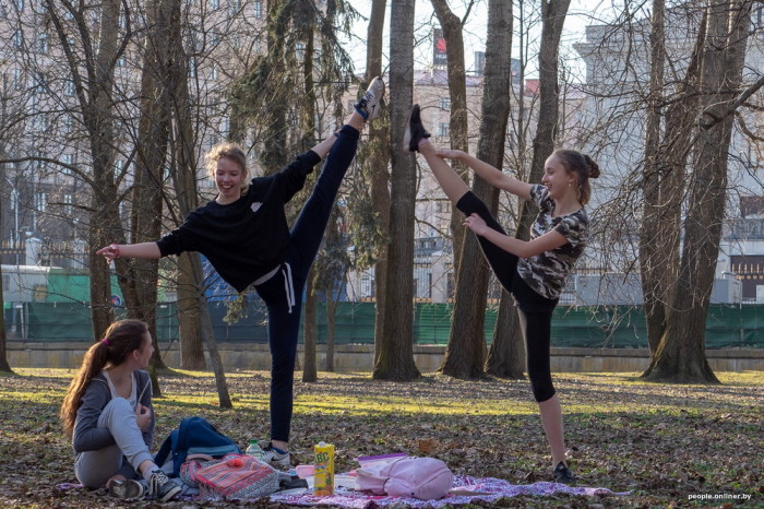 Девушки, город, весна: солнечный фоторепортаж с проснувшихся минских улиц Девушки, город, весна: солнечный фоторепортаж с проснувшихся минских улиц