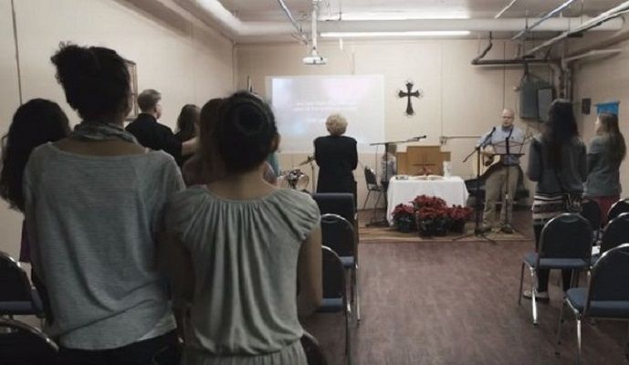 Церковь находится в доме, где живут все прихожане (Whittier, Аляска). | Фото: nash-nyc.com. Церковь находится в доме, где живут все прихожане (Whittier, Аляска). | Фото: nash-nyc.com.