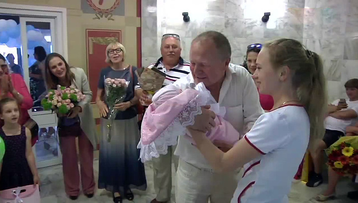 Нужно совершить что-то «на бис»: Борис Галкин и Инна Разумихина принесли в «Прямой эфир» свою малышку
