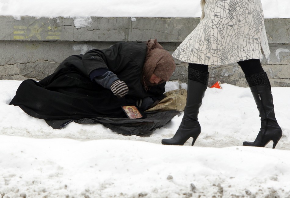 Зимним днем толстушка сняла пальто на улице под которым ничего не было фото
